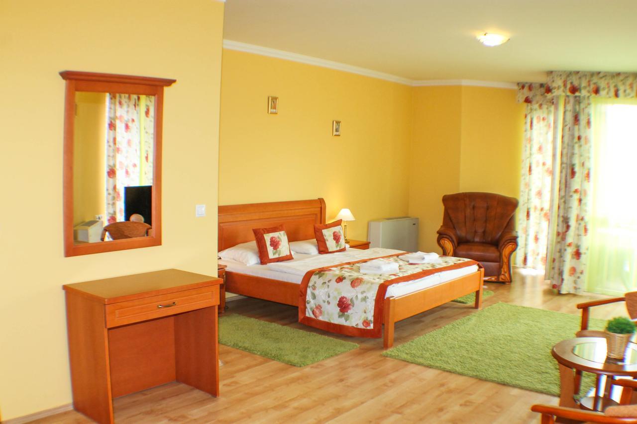 Hotel Jarja Hajdúszoboszló Buitenkant foto