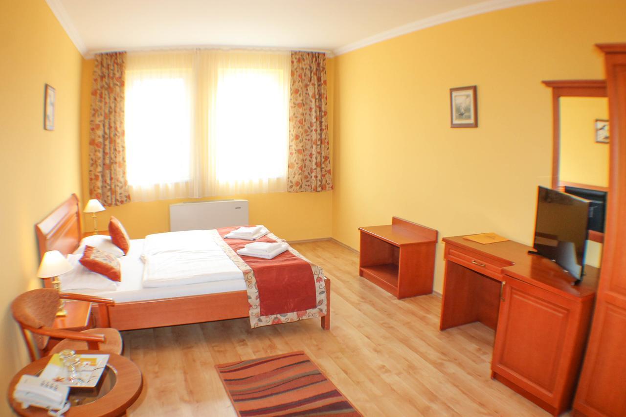 Hotel Jarja Hajdúszoboszló Buitenkant foto