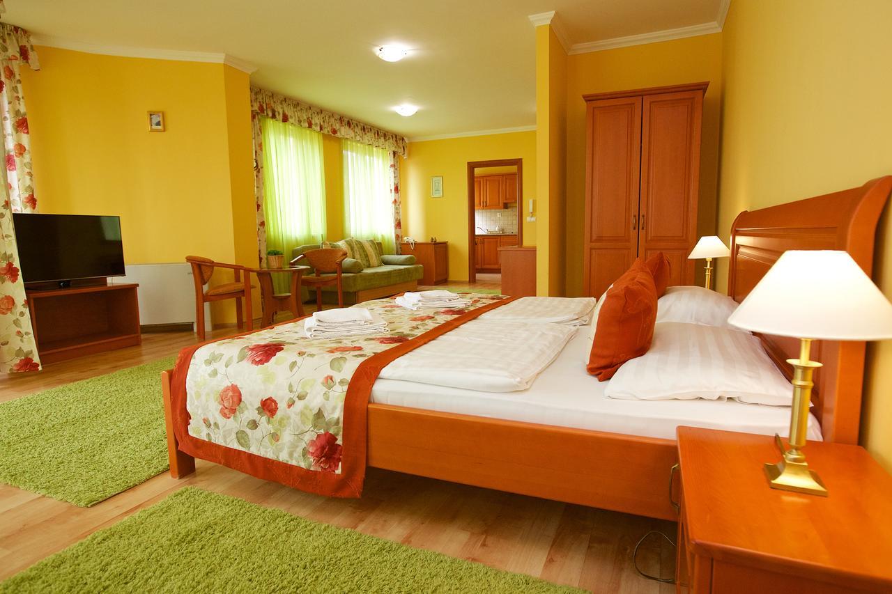 Hotel Jarja Hajdúszoboszló Buitenkant foto